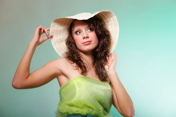 Prachtige lente vrouw portret. groene concept — Stockfoto