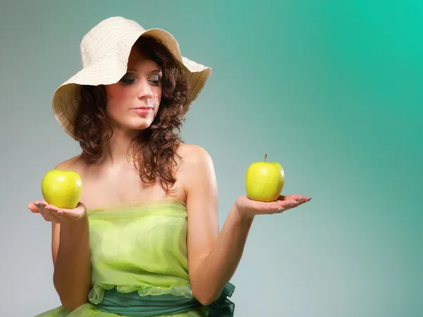 Belle femme de printemps avec des pommes. Concept vert — Photo