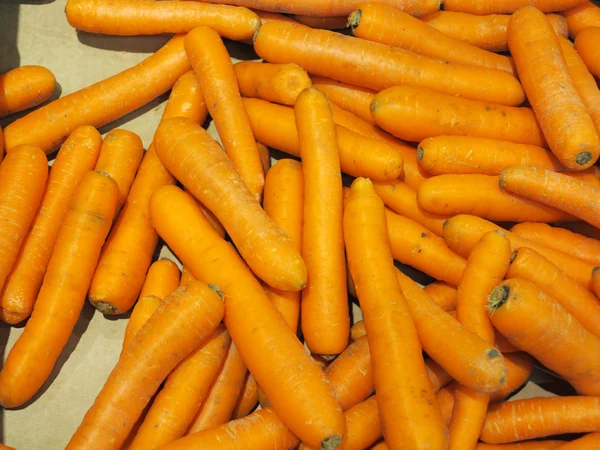 Sayuran segar di toko kelontong. Wortel — Stok Foto