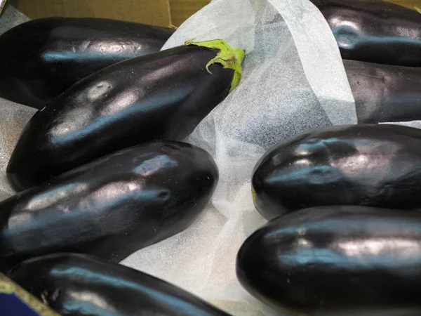 Aubergines noires sur le marché — Photo