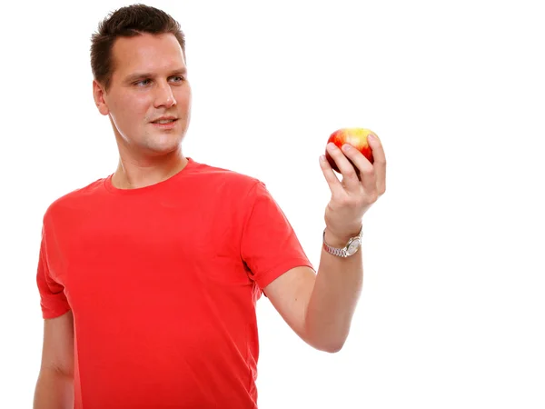 Knappe man in rode shirt met apple geïsoleerd — Stockfoto