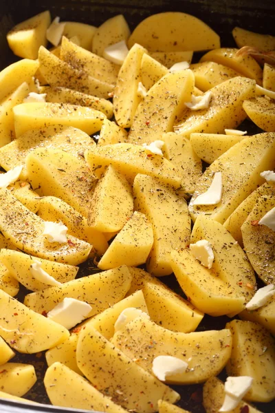 Raw potatoes with spices ready to be roasted — Stock Photo, Image