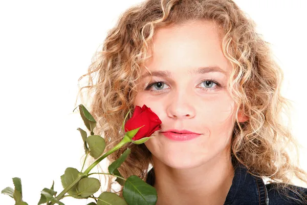 Linda jovem loira no retrato romântico vermelho rosa isola — Fotografia de Stock