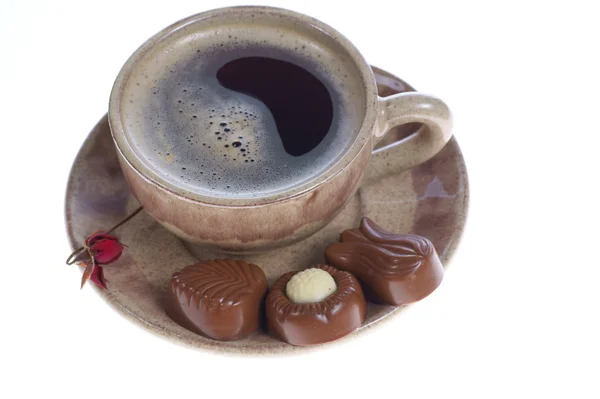 Tasse de pralines au chocolat avec café noir sur blanc — Photo