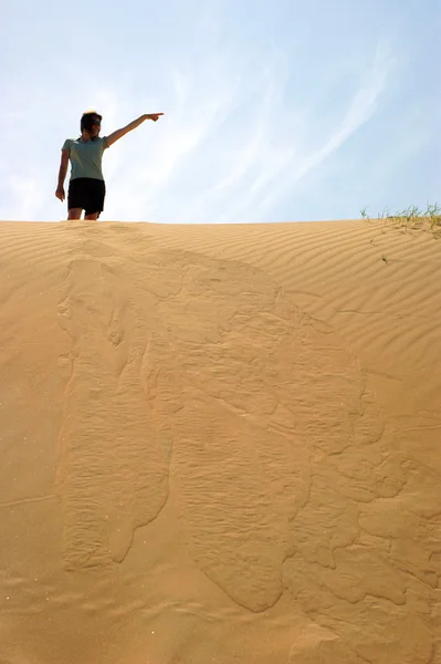 Mujer en las dunas — Foto de Stock