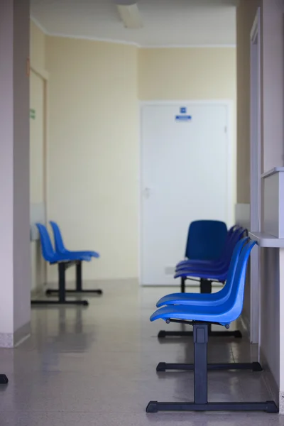 Salle d'attente bleu chaises porte — Photo