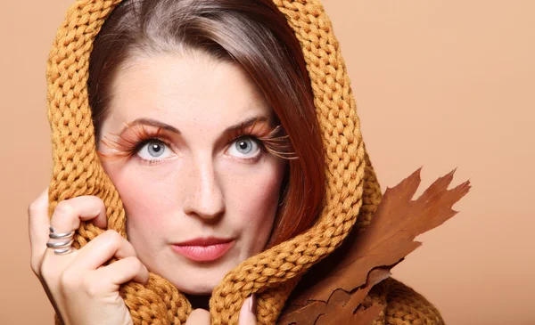Mujer otoño chica fresca glamour pelo castaño pestañas — Foto de Stock