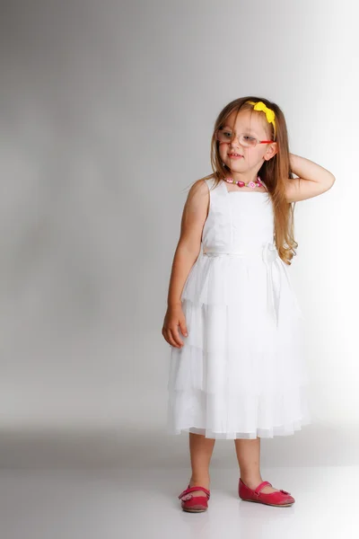 하얀 드레스를 입고 안경에 귀여운 소녀 — 스톡 사진