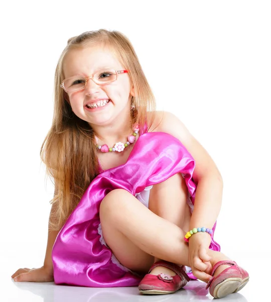 Bonito menina sentado e sorrindo, isolado — Fotografia de Stock