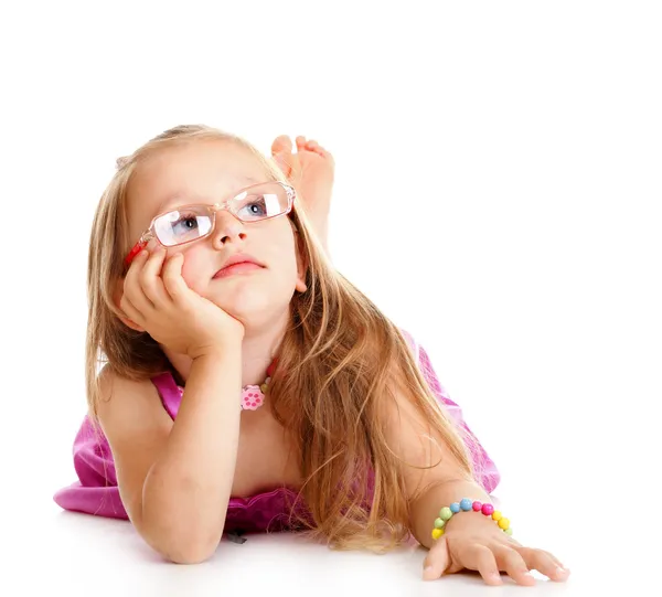 Sonhando menina deitado no chão isolado — Fotografia de Stock