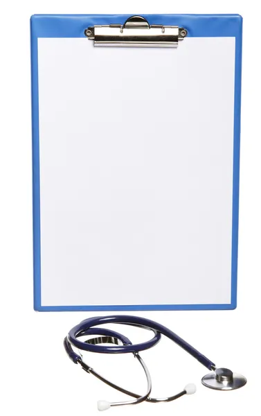 Clipboard médico em branco com estetoscópio isolado — Fotografia de Stock