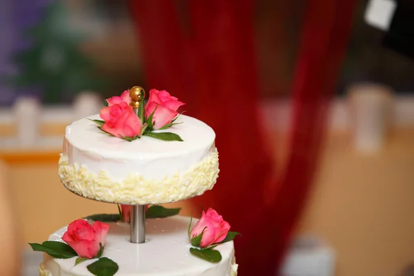 Pastel de boda con rosas rojas — Foto de Stock