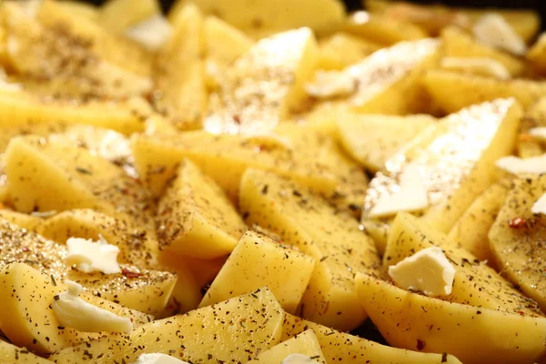 Raw potatoes with spices ready to be roasted — Stock Photo, Image