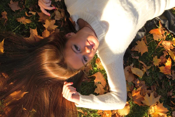 Kadın kız portret sonbahar yaprak içinde — Stok fotoğraf