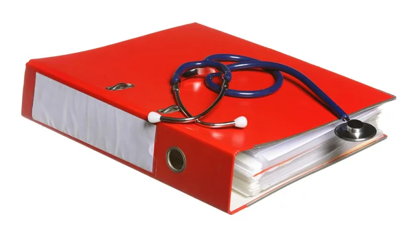 Blaues Stethoskop und rotes Bindemittel isoliert auf weiß — Stockfoto