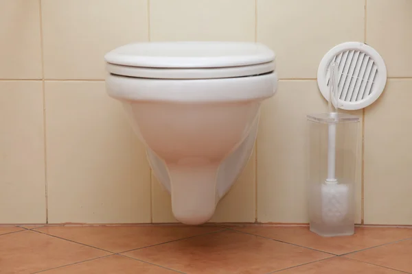 Asiento del inodoro en el baño — Foto de Stock