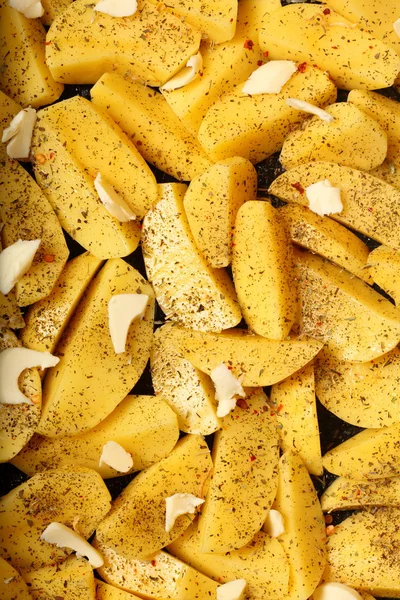 Patatas crudas con especias listas para asar — Foto de Stock