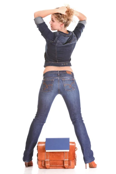 Linda jovem loira de pé corpo inteiro em jeans isolar — Fotografia de Stock