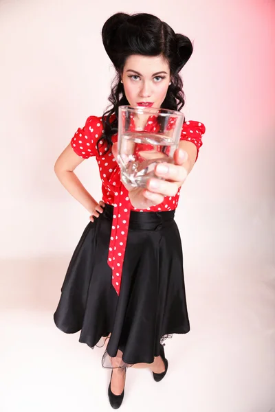 若い女性のレトロなスタイルの飲料水 — ストック写真