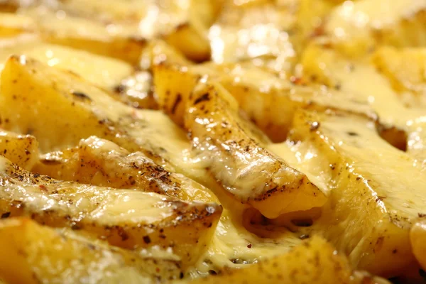 Batatas assadas com especiarias e queijo — Fotografia de Stock