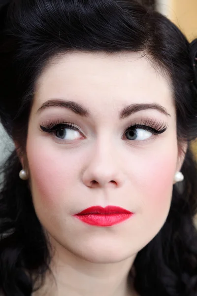 Donna ragazza pin-up make-up acconciatura retrò indoor — Foto Stock