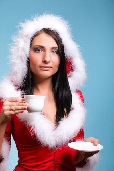 Güzel kız Noel Baba kız sıcak içecek üfleme — Stok fotoğraf