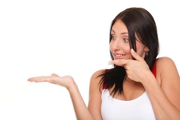 Junge Frau zeigt Produkt mit offener Handfläche aufgeregten Ausdruck — Stockfoto