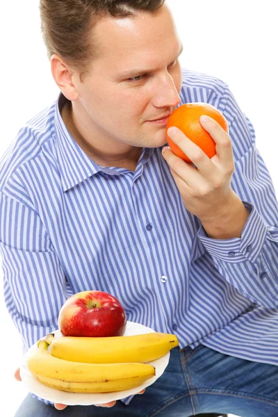 Молодой человек с фруктами отдельно — стоковое фото