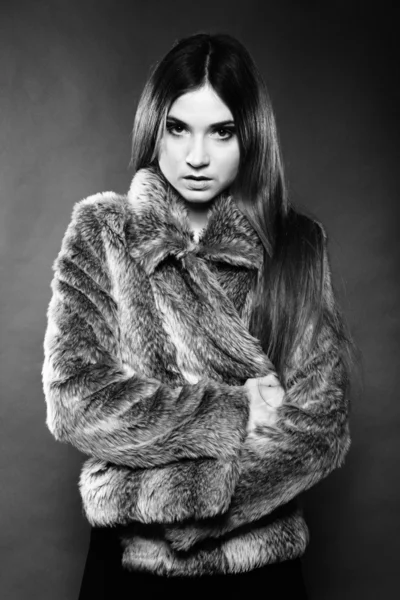 Portrait of young woman in fur dark background — Stock Photo, Image
