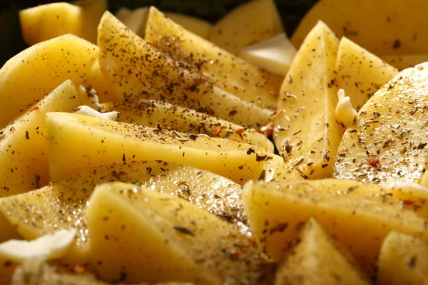 Batatas cruas com especiarias prontas para assar — Fotografia de Stock