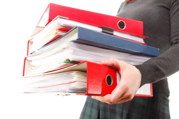 Travailleuse de bureau portant une pile de dossiers — Photo