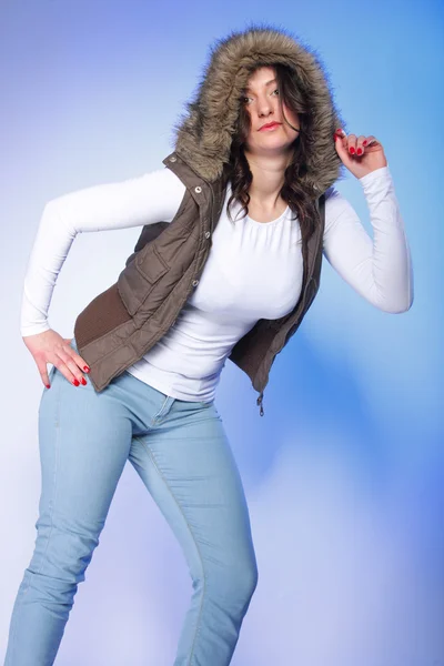 Plus grootte model in hoot en casual kleding — Stockfoto