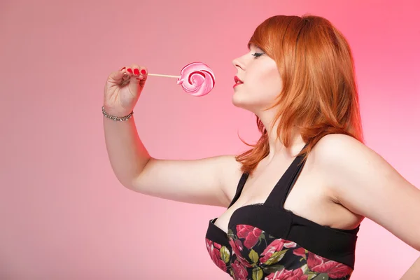 Szczęśliwy redhair kobieta z lollipop candy — Zdjęcie stockowe