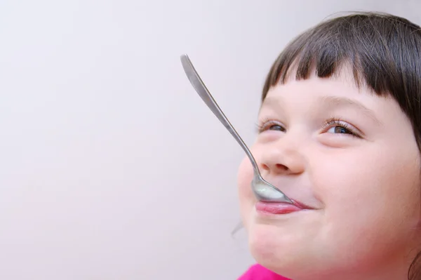 Meisje spelen met een lepel — Stockfoto