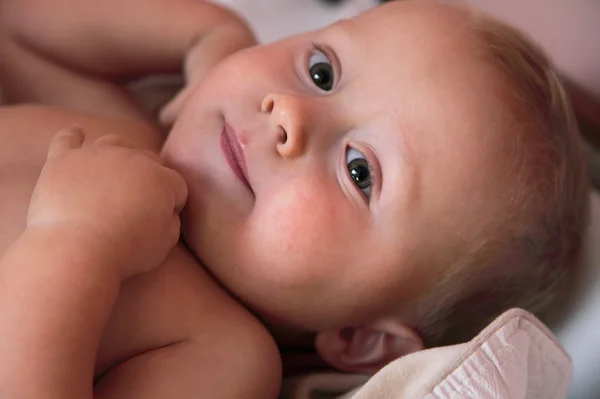Portret van kleine babyjongen op bed — Stockfoto