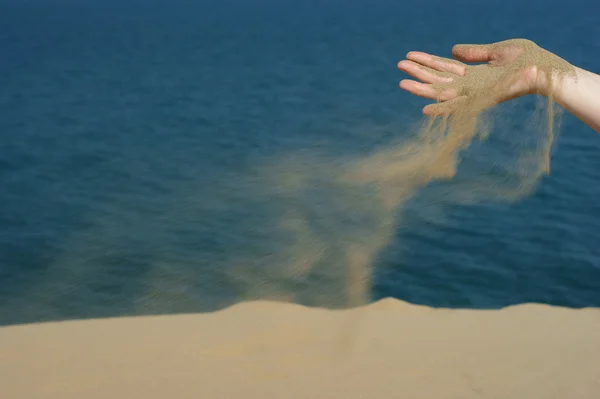 Sand i kvinnlig hand — Stockfoto