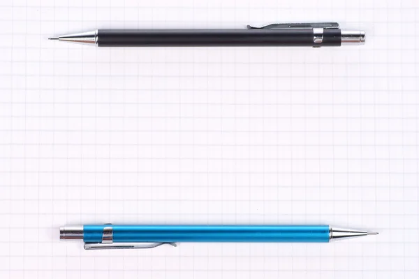 Página vacía de cuaderno y negro, lápiz azul — Foto de Stock
