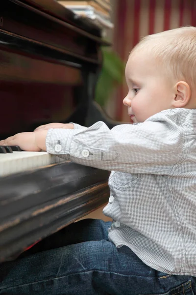 Kleine jongen spelen piano binnen — Stockfoto