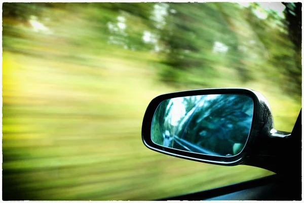 Coche en el camino wiht movimiento borroso fondo —  Fotos de Stock