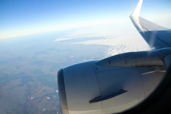 Lentokone taivaalla turbiini ja iskee silmää — kuvapankkivalokuva