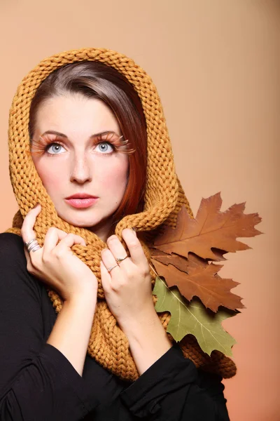 Höstens kvinna frisk flicka glamour bruna hår-ögonfransar — Stockfoto
