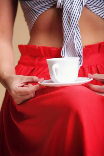 Kobieta trzyma kubek herbaty lub kawy — Zdjęcie stockowe