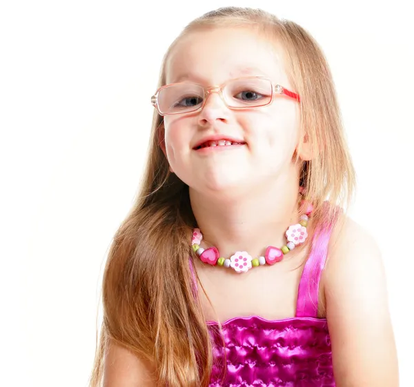 Портрет милої маленької дівчинки, яка посміхається ізольовано — стокове фото