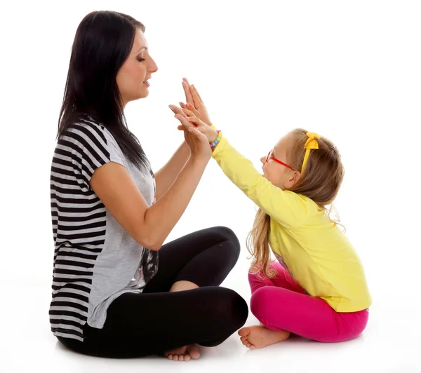 Gelukkig moeder en meisje spelen geïsoleerd — Stockfoto