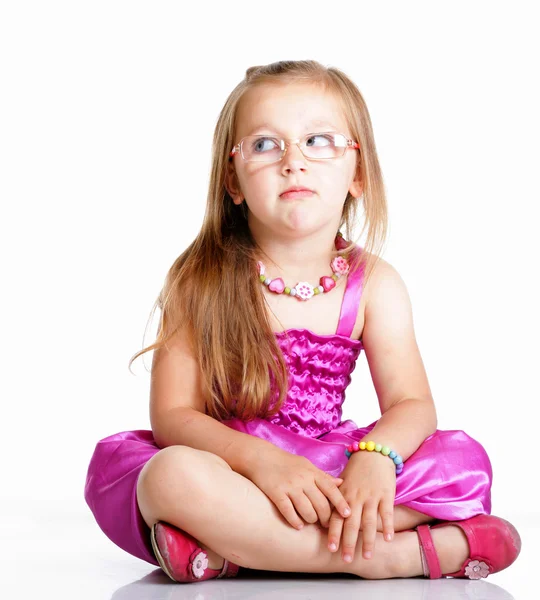 Mały dziewczyna okulary, siedząc na podłodze, na białym tle — Zdjęcie stockowe