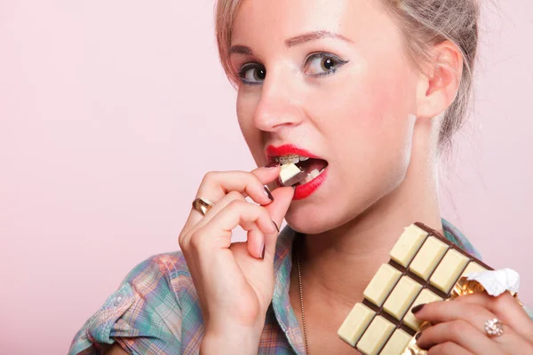 Pinup menina mulher comer chocolate retrato — Fotografia de Stock