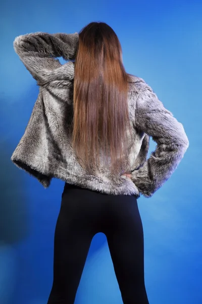 Jovem mulher em pele cabelo longo fundo azul — Fotografia de Stock