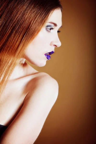 Retrato de mujer hermosa joven creativo maquillaje — Foto de Stock