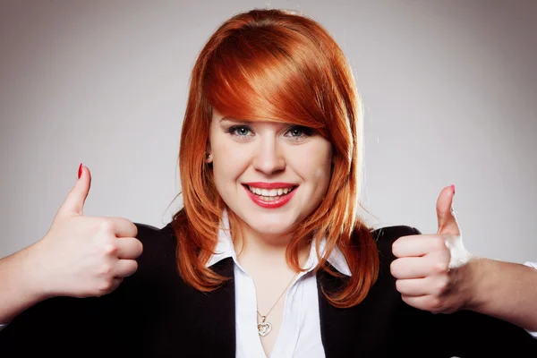 Mujer de negocios sonriente con pulgares hacia arriba gesto —  Fotos de Stock