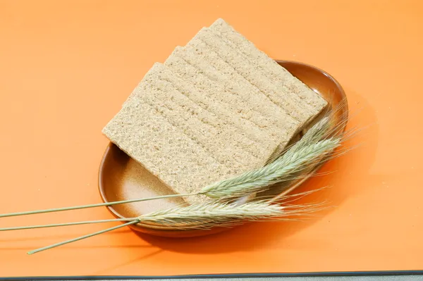 Slices of rye bread and ears of corn — Stock Photo, Image